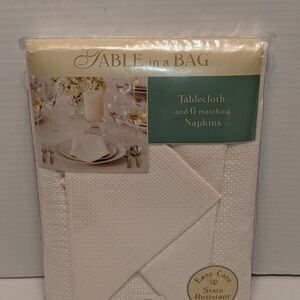 Entertaining Set textured and reversable white Tablecloth and 6 mathing napkins